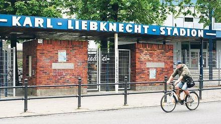 Ungeschützt. Das Landesdenkmalamt hat es abgelehnt, den Namenszug des Karl-Liebknecht-Stadions unter Denkmalschutz zu stellen. Die Fans befürchten nun eine Umbenennung der Traditionsspielstätte des SV Babelsberg 03.