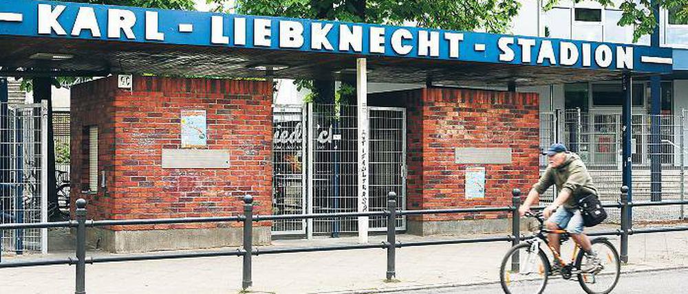 Ungeschützt. Das Landesdenkmalamt hat es abgelehnt, den Namenszug des Karl-Liebknecht-Stadions unter Denkmalschutz zu stellen. Die Fans befürchten nun eine Umbenennung der Traditionsspielstätte des SV Babelsberg 03.
