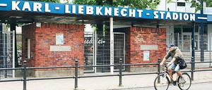 Ungeschützt. Das Landesdenkmalamt hat es abgelehnt, den Namenszug des Karl-Liebknecht-Stadions unter Denkmalschutz zu stellen. Die Fans befürchten nun eine Umbenennung der Traditionsspielstätte des SV Babelsberg 03.