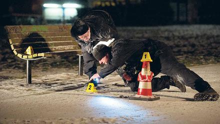 Explosion. Polizeibeamte untersuchen in Hennigsdorf einen Tatort.