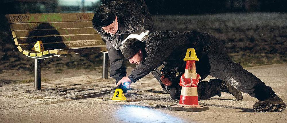 Explosion. Polizeibeamte untersuchen in Hennigsdorf einen Tatort.
