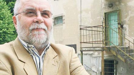 „Ich sage, meine Mutter starb an den Spätfolgen der Haft.“ Alexander Latotzky vor dem Ex-Gefängnis Leistikowstraße.