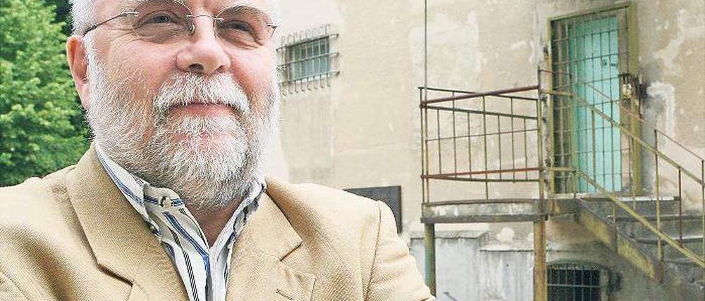 „Ich sage, meine Mutter starb an den Spätfolgen der Haft.“ Alexander Latotzky vor dem Ex-Gefängnis Leistikowstraße.