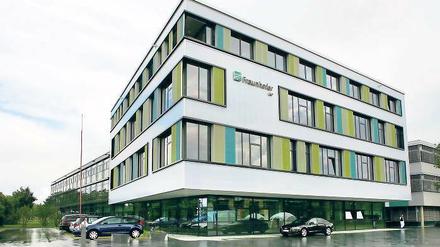 Kunststoff. Innen wird daran geforscht, außen schmückt er das neue Haus.