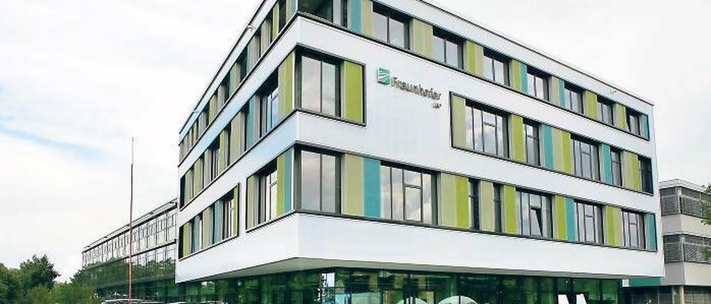 Kunststoff. Innen wird daran geforscht, außen schmückt er das neue Haus.