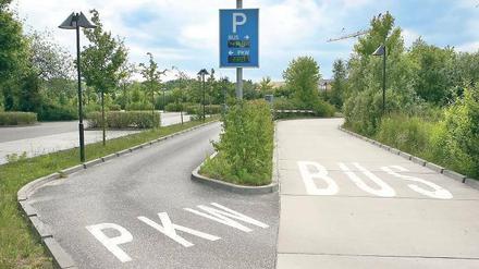 Extra angelegt, um die Ribbeckstraße zu entlasten: Der Krongut-Parkplatz entstand 2007, um den Reisebustourismus zu bewältigen.