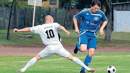 Hart umkämpft. Paul Langleist (links, Teltow) und Mirko Steinke im Duell.