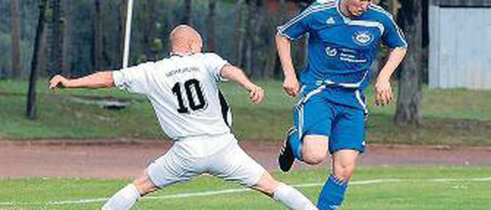 Hart umkämpft. Paul Langleist (links, Teltow) und Mirko Steinke im Duell.