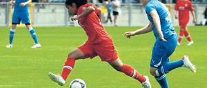 Vergeblicher Ansturm. Gegen das starke Team der TSG Hoffenheim fanden die U17-Juniorinnen des FFC Turbine Potsdam – hier Venus El-Kassem (links) – gestern kein Mittel.