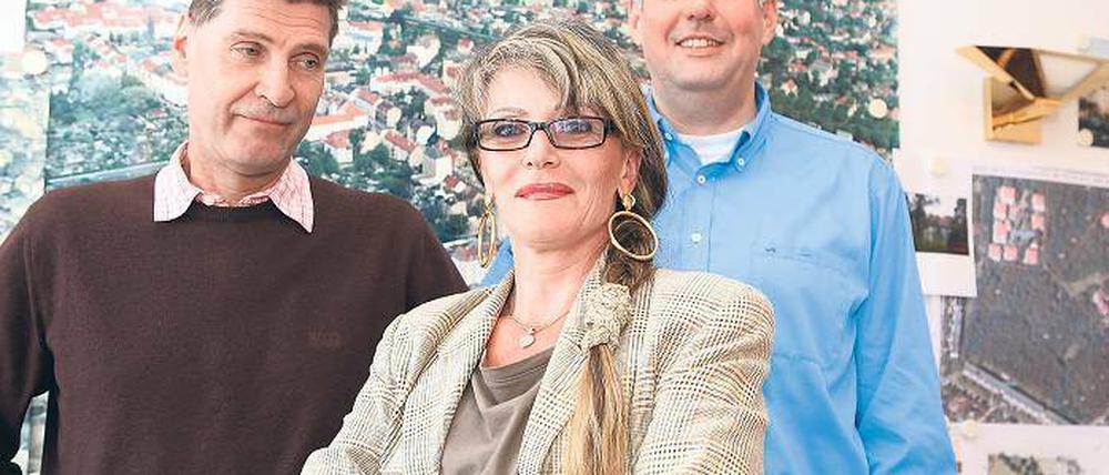 Umstrittenes Unternehmens: Ökonom Wolfhard Kirsch (r.), Bauingenieur Michael Drechsler und dessen Frau Gertraud beim Gruppenbild in den Räumen ihrer Babelsberger Firma Kirsch und Drechsler Hausbau GmbH. Im Sommer feiern sie 20. Jubiläum.