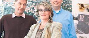 Umstrittenes Unternehmens: Ökonom Wolfhard Kirsch (r.), Bauingenieur Michael Drechsler und dessen Frau Gertraud beim Gruppenbild in den Räumen ihrer Babelsberger Firma Kirsch und Drechsler Hausbau GmbH. Im Sommer feiern sie 20. Jubiläum.