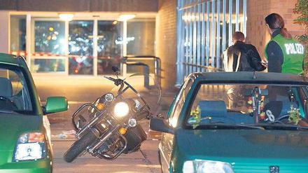 Schüsse im Dunkeln. Rocker André Sommer wollte Sonntag früh gerade mit seinem Motorrad wegfahren, als ein Mann auf ihn zutrat und laut einer Zeugin nach einem kurzen Wortwechsel abdrückte.