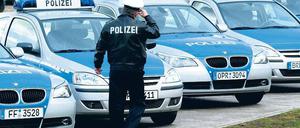 Einmalig. Nach Plänen der brandenburgischen Landesregierung sollen Polizisten, Justizvollzugsbeamte und Feuerwehrleute künftig bis 67 Jahre arbeiten und damit länger als in allen anderen Bundesländern.