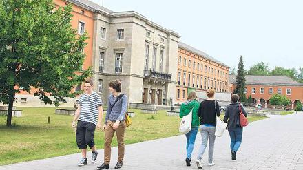 Das Hauptgebäude des Campus Babelsberg wurde 1943 von französischen Zwangsarbeitern errichtet. 
