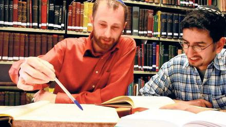 Ein breites Spektrum. Das Abraham Geiger Kolleg bildet an der Uni Potsdam Rabbiner aus, vom dem Zentrum ging die Initiative für eine Fakultät für jüdische Theologie an der Uni aus. Ein Vorschlag, den auch der neue Uni-Präsident Oliver Günther (oben r.) begrüßt, zumindest wenn die Mittel dafür nicht von der Uni aufgebracht werden müssen. Mit einem ganz anderen Phänomen beschäftigt sich der HFF-Absolvent David Wnendt in seinem Film „Kriegerin“ (unten rechts), er zeichnet Lebenswege rechtsradikaler Frauen nach.
