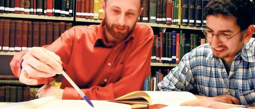 Ein breites Spektrum. Das Abraham Geiger Kolleg bildet an der Uni Potsdam Rabbiner aus, vom dem Zentrum ging die Initiative für eine Fakultät für jüdische Theologie an der Uni aus. Ein Vorschlag, den auch der neue Uni-Präsident Oliver Günther (oben r.) begrüßt, zumindest wenn die Mittel dafür nicht von der Uni aufgebracht werden müssen. Mit einem ganz anderen Phänomen beschäftigt sich der HFF-Absolvent David Wnendt in seinem Film „Kriegerin“ (unten rechts), er zeichnet Lebenswege rechtsradikaler Frauen nach.
