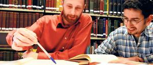 Ein breites Spektrum. Das Abraham Geiger Kolleg bildet an der Uni Potsdam Rabbiner aus, vom dem Zentrum ging die Initiative für eine Fakultät für jüdische Theologie an der Uni aus. Ein Vorschlag, den auch der neue Uni-Präsident Oliver Günther (oben r.) begrüßt, zumindest wenn die Mittel dafür nicht von der Uni aufgebracht werden müssen. Mit einem ganz anderen Phänomen beschäftigt sich der HFF-Absolvent David Wnendt in seinem Film „Kriegerin“ (unten rechts), er zeichnet Lebenswege rechtsradikaler Frauen nach.