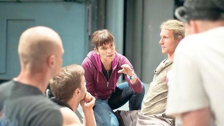 Die Teamfrau. Marita Erxleben im Kreis ihrer Darsteller. Der Choreografin geht es um das Hinterfragen jeder Figur und die Meinung und Ideen aller Mitwirkenden.