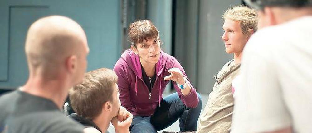 Die Teamfrau. Marita Erxleben im Kreis ihrer Darsteller. Der Choreografin geht es um das Hinterfragen jeder Figur und die Meinung und Ideen aller Mitwirkenden.