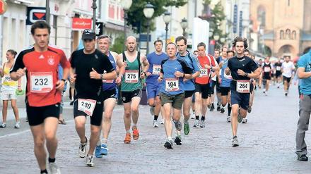 Ab durch die City. Für die 20. Jubiläumsauflage des Internationalen Sparkassenlaufs – Preußische Meile werden im Hauptlauf rund 500 Teilnehmer aus mehreren Bundesländern und Potsdams Schweizer Partnerstadt Luzern erwartet.
