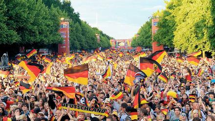 Jubel in der Menge. Zur Weltmeisterschaft 2006 kamen zehn Millionen Fans auf die Festmeile des 17. Juni in Berlin. Diesmal wird die Party etwas kleiner ausfallen.