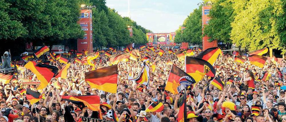 Jubel in der Menge. Zur Weltmeisterschaft 2006 kamen zehn Millionen Fans auf die Festmeile des 17. Juni in Berlin. Diesmal wird die Party etwas kleiner ausfallen.