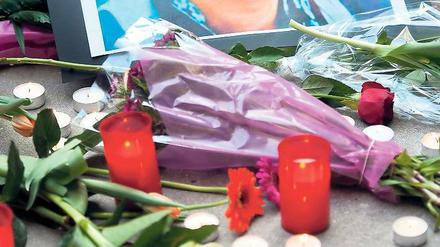 Gedenken in Kreuzberg. In der Köthener Straße 37A in Berlin-Kreuzberg wurde die 30-Jährige von ihrem Ehemann erstochen und zerstückelt.