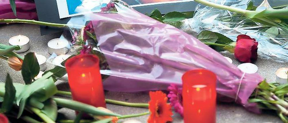 Gedenken in Kreuzberg. In der Köthener Straße 37A in Berlin-Kreuzberg wurde die 30-Jährige von ihrem Ehemann erstochen und zerstückelt.