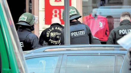 Im Visier der Polizei. Am Dienstagabend ist zum zweiten Mal das Vereinsheim der Hells Angels in der Potsdamer Charlottenstraße durchsucht worden. Rund 100 Beamte waren dabei im Einsatz.