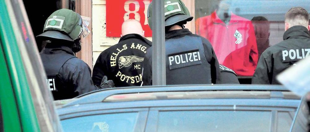 Im Visier der Polizei. Am Dienstagabend ist zum zweiten Mal das Vereinsheim der Hells Angels in der Potsdamer Charlottenstraße durchsucht worden. Rund 100 Beamte waren dabei im Einsatz.