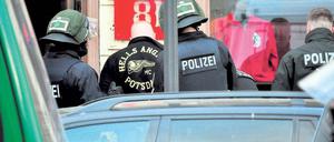 Im Visier der Polizei. Am Dienstagabend ist zum zweiten Mal das Vereinsheim der Hells Angels in der Potsdamer Charlottenstraße durchsucht worden. Rund 100 Beamte waren dabei im Einsatz.