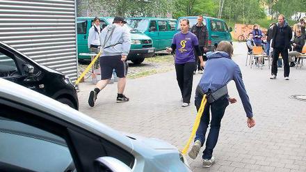Starke Jungs vor vielen PS. Höhepunkt und eine von 86 Disziplinen für die Athleten war bei den 8. Oberlympics die Car-Power-Competition. Insgesamt machten 600 Azubis vom Berufsbildungswerk beim Sportfest mit.