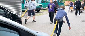 Starke Jungs vor vielen PS. Höhepunkt und eine von 86 Disziplinen für die Athleten war bei den 8. Oberlympics die Car-Power-Competition. Insgesamt machten 600 Azubis vom Berufsbildungswerk beim Sportfest mit.