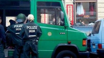 Durchsuchung: Bei einer Razzia in der „Hells Angels“-Bar in der Charlottenstraße war die Polizei am Mittwochabend mit 200 Beamten im Einsatz. Die Straße war zwischen Linden- und Schopenhauerstraße voll gesperrt.