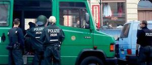 Durchsuchung: Bei einer Razzia in der „Hells Angels“-Bar in der Charlottenstraße war die Polizei am Mittwochabend mit 200 Beamten im Einsatz. Die Straße war zwischen Linden- und Schopenhauerstraße voll gesperrt.