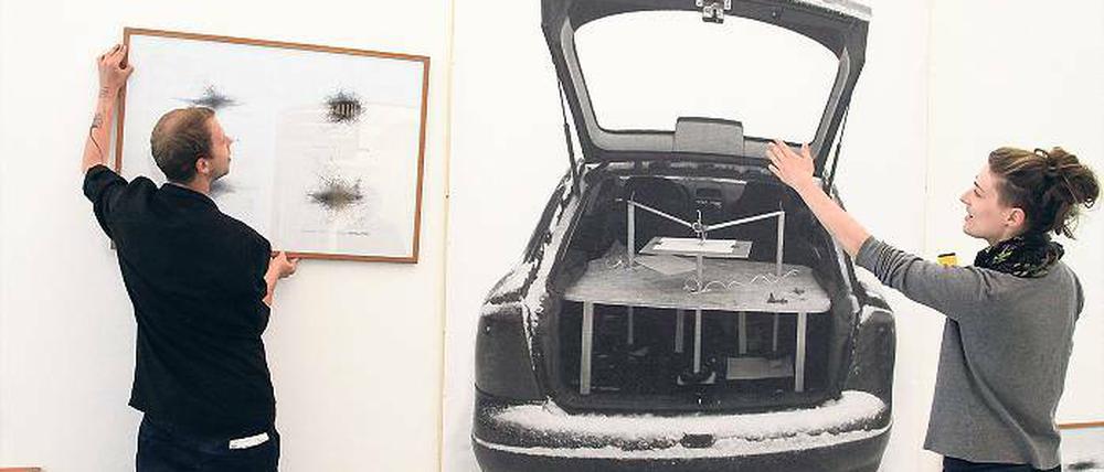 Bewegungsspuren und Interventionen. Hinter diesem Titel verbergen sich spielerische und poetische Arbeiten von 18 Designstudenten. Darunter das Projekt von Thomas Hoffmann, der untersuchte, wie Musik das Autofahren beeinflusst. Johanna Olm und Markus Wutzlhofer helfen beim Anbringen.
