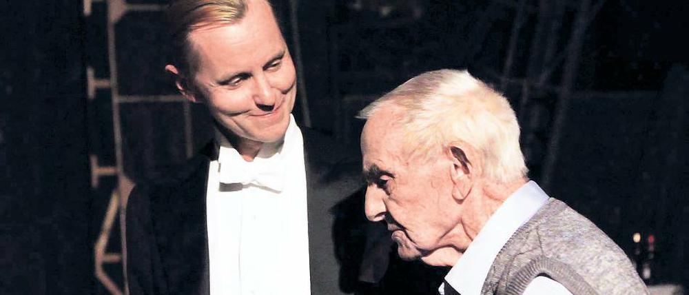 „Es wird in hundert Jahren wieder so ein Frühling sein“. Gemeinsam mit einem fast 100-jährigen Juden singt Max Raabe dieses Lied aus dem Jahr 1931 hinter der Bühne. Einer der bewegendsten Momente in dem Film „Max Raabe in Israel“.