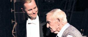 „Es wird in hundert Jahren wieder so ein Frühling sein“. Gemeinsam mit einem fast 100-jährigen Juden singt Max Raabe dieses Lied aus dem Jahr 1931 hinter der Bühne. Einer der bewegendsten Momente in dem Film „Max Raabe in Israel“.