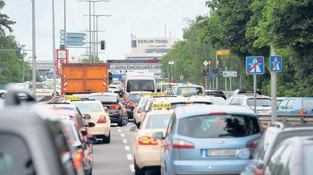 Geduldsspiel vor dem Start. Am Montag standen die Autos dicht an dicht auf der Zufahrtsstraße zum Flughafen Berlin-Tegel. Wegen der geplatzten Eröffnung des neuen Großflughafens BER in Schönefeld bleibt der Airport Tegel in Betrieb. Mit Beginn der Schulferien drohen Engpässe auf dem seit Jahren an seinen Kapazitätsgrenzen operierenden Flughafen.