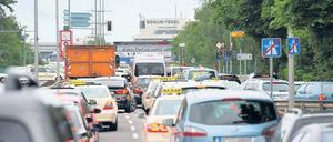 Geduldsspiel vor dem Start. Am Montag standen die Autos dicht an dicht auf der Zufahrtsstraße zum Flughafen Berlin-Tegel. Wegen der geplatzten Eröffnung des neuen Großflughafens BER in Schönefeld bleibt der Airport Tegel in Betrieb. Mit Beginn der Schulferien drohen Engpässe auf dem seit Jahren an seinen Kapazitätsgrenzen operierenden Flughafen.