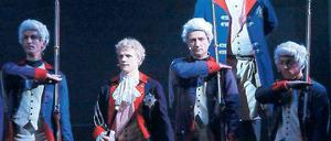 Den despotischen Vater im Nacken und von Langen Kerls flankiert. Den ungestümen, von aufklärerischen Idealen erfüllten Kronprinz Friedrich gab Sänger Tobis Bieri (2.v.l.) mit glänzendem Tenor.