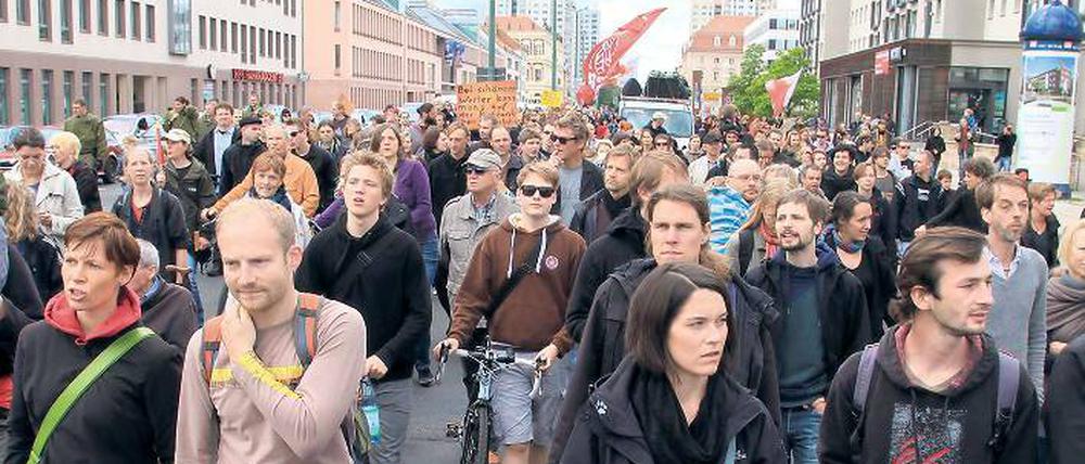 Gegen teures Wohnen. Über die Breite Straße zogen die Demonstranten in die Potsdamer Mitte.