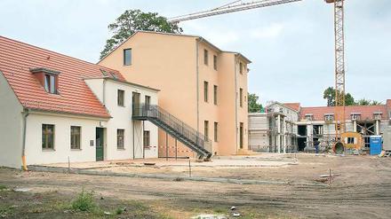 Mit Liebe modernisiert und gebaut. In das sanierte Haus in der Mühlenstraße 2 a können sechs Mietparteien bald einziehen. Daneben ist im Stil eines Weberhauses ein Neubau errichtet worden (l.). Dort wird eine Kleinkita eröffnet.