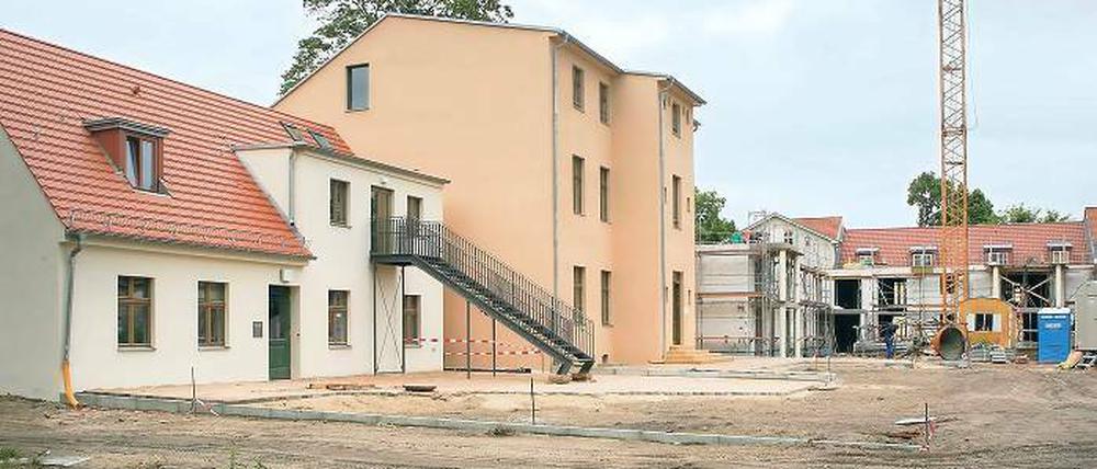 Mit Liebe modernisiert und gebaut. In das sanierte Haus in der Mühlenstraße 2 a können sechs Mietparteien bald einziehen. Daneben ist im Stil eines Weberhauses ein Neubau errichtet worden (l.). Dort wird eine Kleinkita eröffnet.