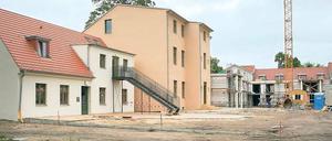 Mit Liebe modernisiert und gebaut. In das sanierte Haus in der Mühlenstraße 2 a können sechs Mietparteien bald einziehen. Daneben ist im Stil eines Weberhauses ein Neubau errichtet worden (l.). Dort wird eine Kleinkita eröffnet.