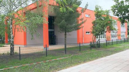 Markant rot. Der moderne Erweiterungsbau der Lenné-Gesamtschule.
