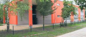 Markant rot. Der moderne Erweiterungsbau der Lenné-Gesamtschule.