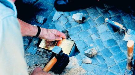 Verlegung von Stolpersteinen in Berlin. „Es geht darum, Menschen ihre Identität zurückzugeben.“