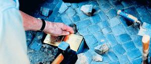 Verlegung von Stolpersteinen in Berlin. „Es geht darum, Menschen ihre Identität zurückzugeben.“