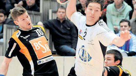 Wieder nicht dabei. Der Zwei-Meter-Mann Victor Pohlack fällt bereits seit Wochen wegen eines Bandscheibenvorfalls aus und muss auch das letzte Spiel von der Bühne aus verfolgen.
